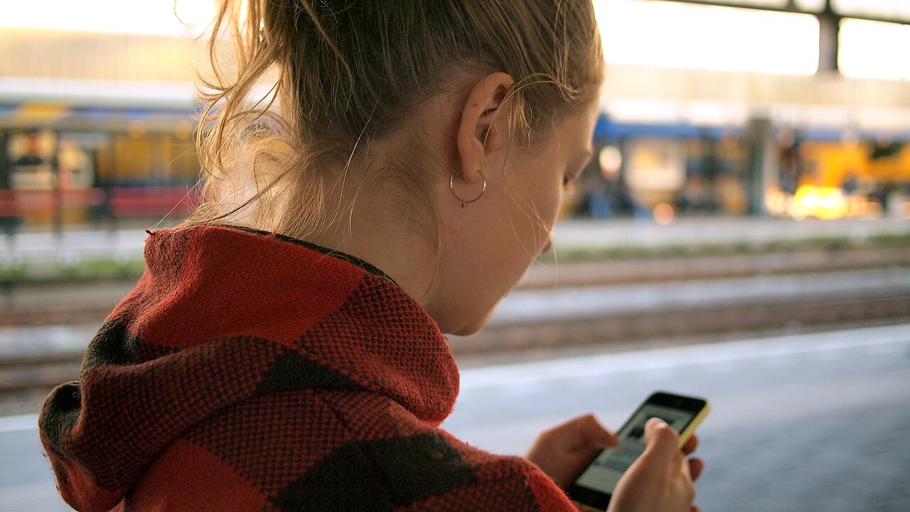 Persona revisando una transacción sospechosa en su teléfono